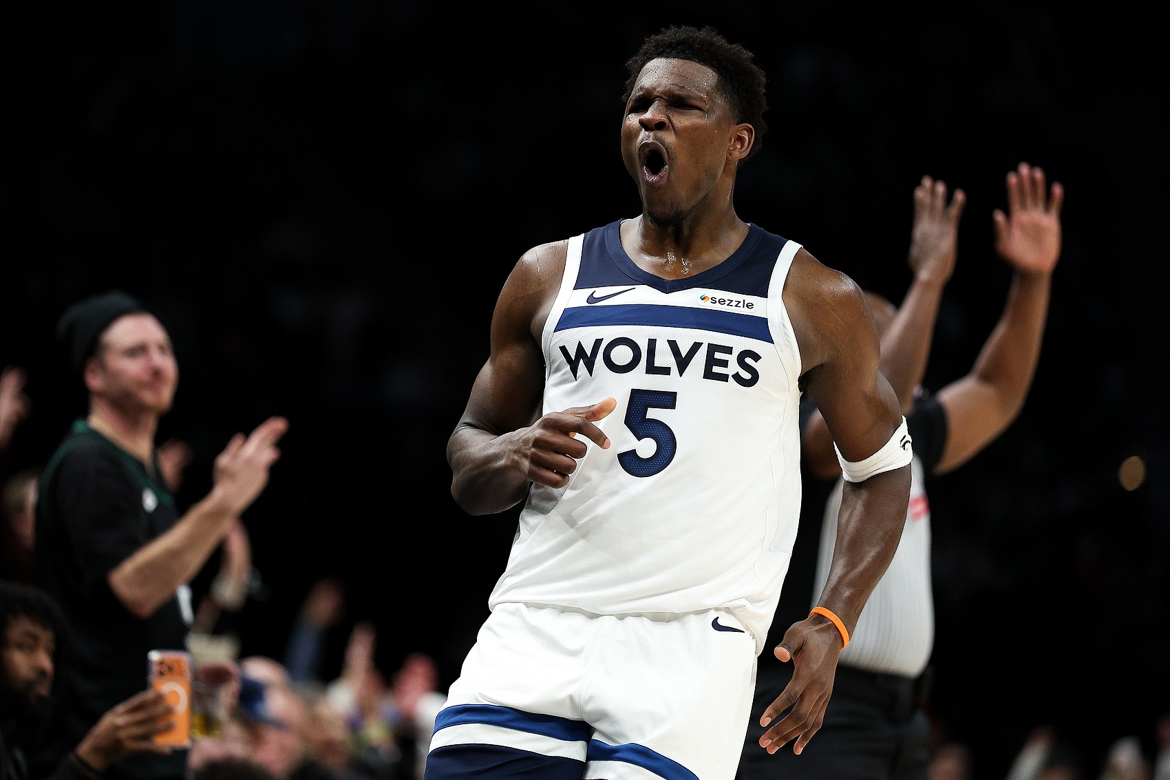 kaiyun-没人能对得上！爱德华兹22中13狂轰42分8板5助 罚球12中12